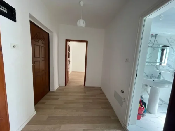Tirane, shitet apartament 1+1 Kati 2, 56 m² 75.000 € (Kombinat)