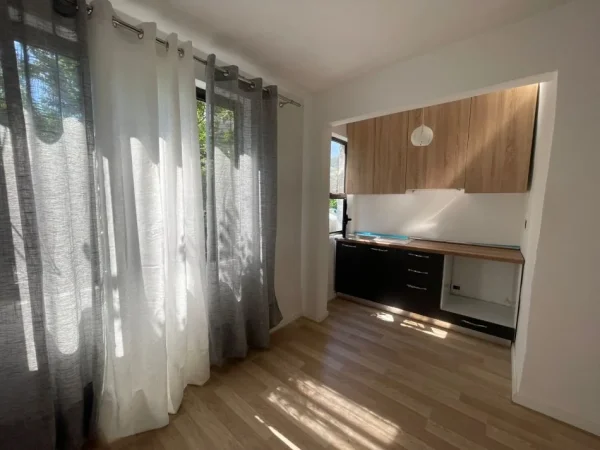 Tirane, shitet apartament 1+1 Kati 2, 56 m² 75.000 € (Kombinat)