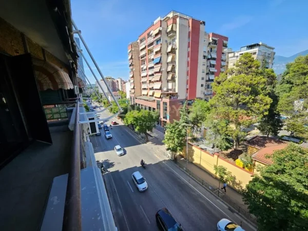 Tirane, jepet me qera ambjent biznesi Kati 5, 160 m² 2.000 € (Rr.e Elbasanit)