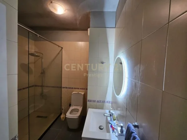 Tirane, jepet me qera ambjent biznesi Kati 5, 160 m² 2.000 € (Rr.e Elbasanit)