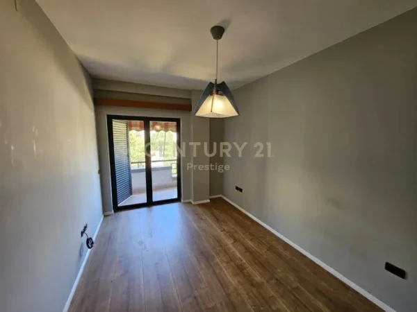 Tirane, jepet me qera ambjent biznesi Kati 5, 160 m² 2.000 € (Rr.e Elbasanit)