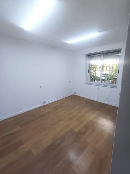 Tirane, jepet me qera zyre Kati 1, 60 m² 420 € (21 DHJETORI)