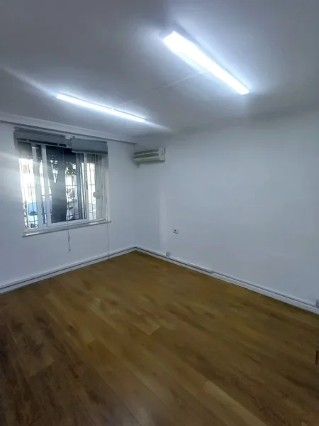 Tirane, jepet me qera zyre Kati 1, 60 m² 420 € (21 DHJETORI)
