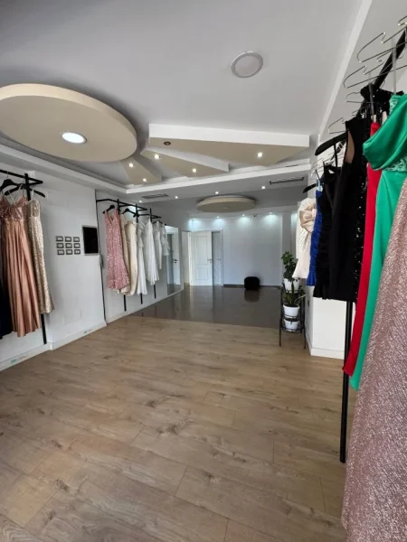 Tirane, jepet me qera dyqan Kati 1, 50 m² 450 € (astir)