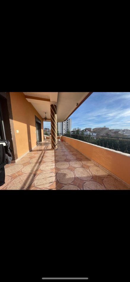 Tirane, jepet me qera Vile 4 Katshe kati i fundit penthouse, 750 m² 5.000 € (Rruga 5 Maji)