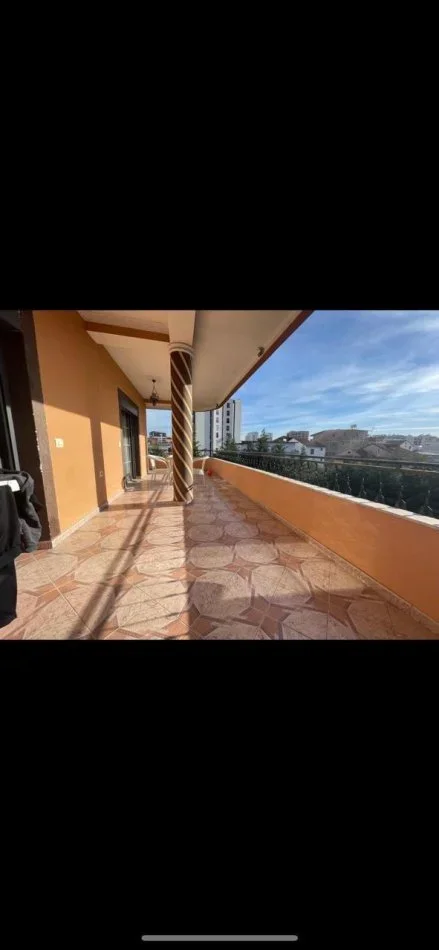 Tirane, jepet me qera Vile 4 Katshe kati i fundit penthouse, 750 m² 5.000 € (Rruga 5 Maji)