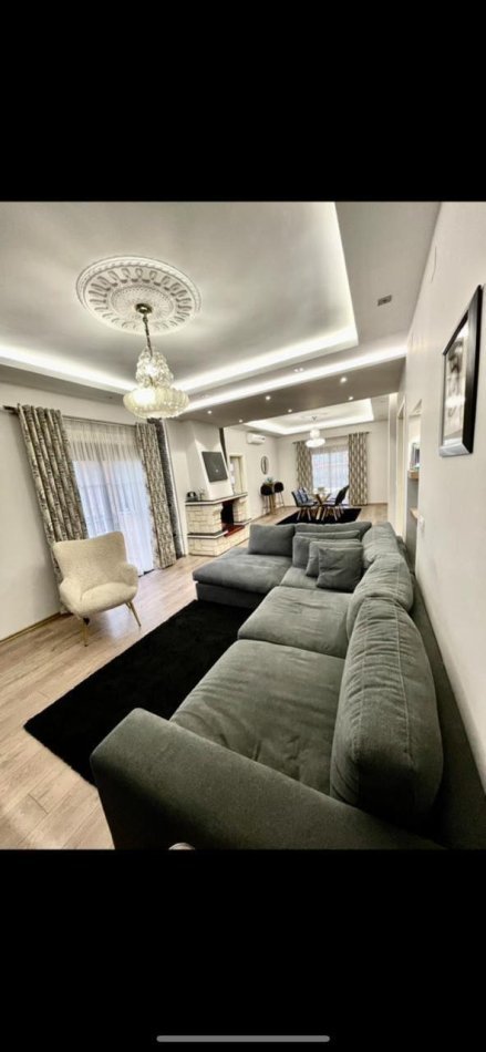 Tirane, jepet me qera Vile 4 Katshe kati i fundit penthouse, 750 m² 5.000 € (Rruga 5 Maji)