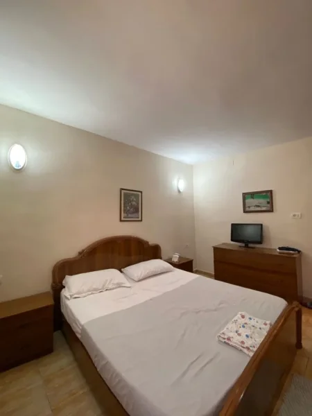 Tirane, jepet me qera apartament 1+1 Kati 3, 60 m² 300 € (ali demi)