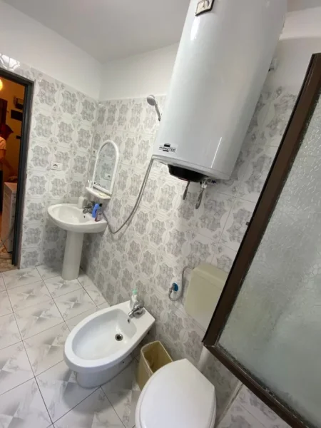 Tirane, jepet me qera apartament 1+1 Kati 3, 60 m² 300 € (ali demi)