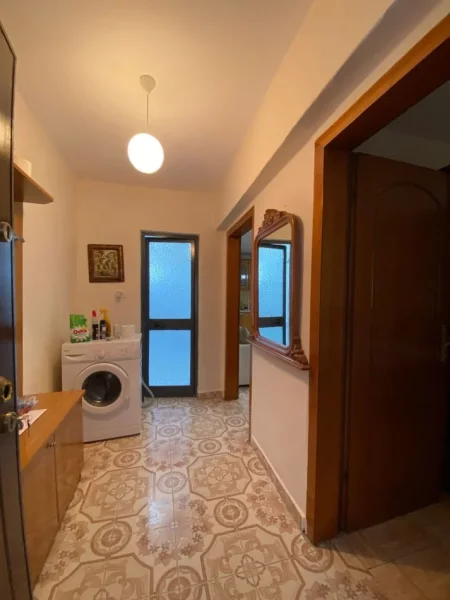 Tirane, jepet me qera apartament 1+1 Kati 3, 60 m² 300 € (ali demi)