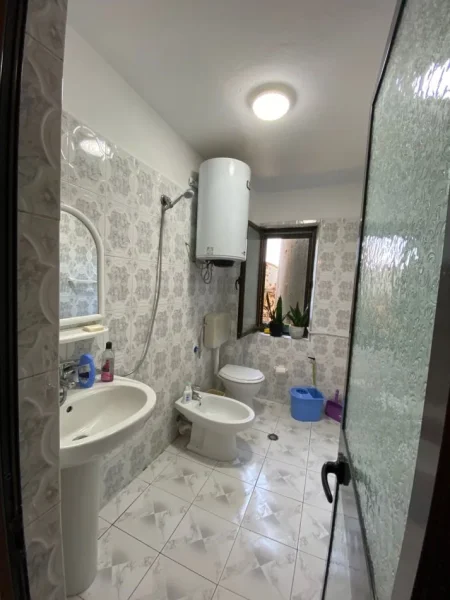 Tirane, jepet me qera apartament 1+1 Kati 3, 60 m² 300 € (ali demi)
