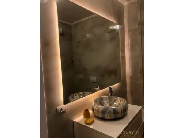 Tirane, jepet me qera apartament 2+1 Kati 5, 1.200 m² 1.200 € 