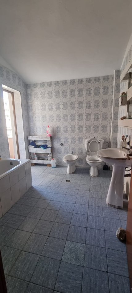 Tirane, jepet me qera apartament 2+1+Ballkon Kati 5, 130 m² 510 € (Rruga Kongresi i Manastirit)
