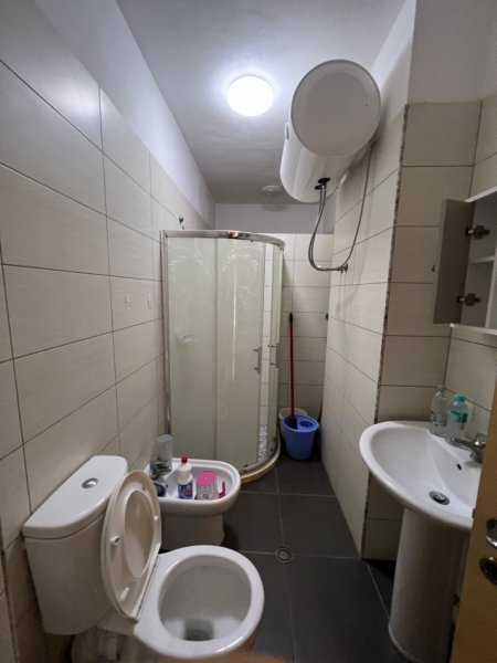 Tirane, jepet me qera apartament 2+1 Kati 5, 100 m² 500 € ( JEPET ME QERA SUPER APARTAMENT 2+1+2 TUALETE NE ASTIR AFER BAR OSLO)