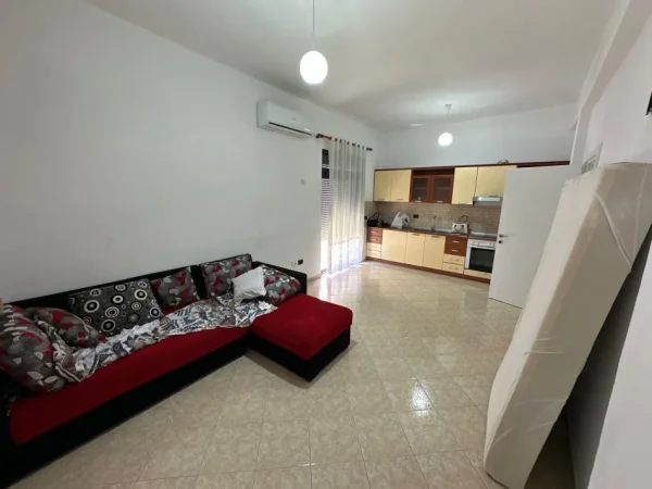 Shqiperi, jepet me qera apartament 1+1 Kati 4, 60 m² 400 € (Reuga kavajes)