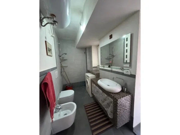 Tirane, jepet me qera apartament 1+1 Kati 2, 60 m² 450 € (Ambasades Amerikane)