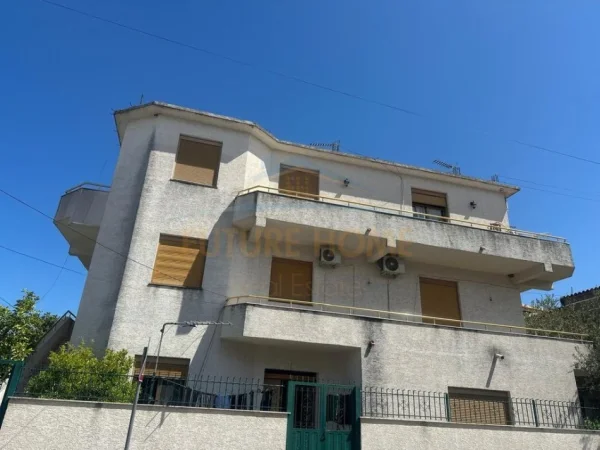 Durres, shitet Vile 4+1 Kati 0, 391 m² 450.000 € (Durres)