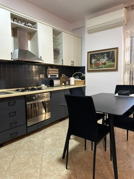 Tirane, jepet me qera apartament 2+1 Kati 4, 110 m² 750 € (Komuna Parisit)
