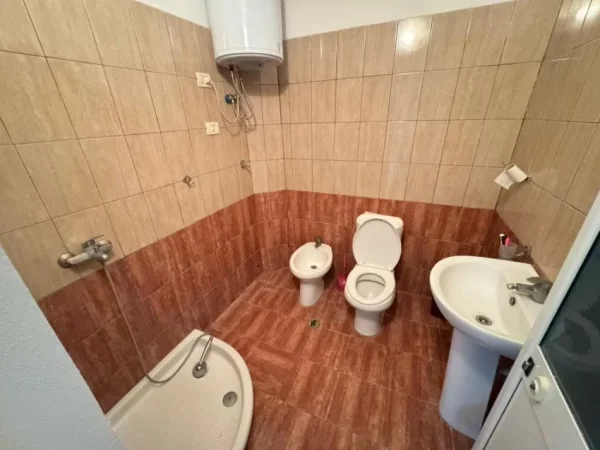 Tirane, jepet me qera shtepi 1+1 Kati 1, 62 m² 300 € (misto mame)