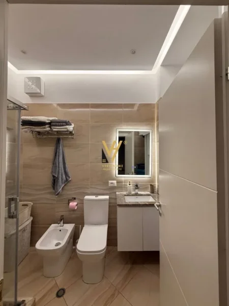 Tirane, shitet apartament 2+1+Ballkon Kati 5, 250 m² 300.000 € (FRESK)