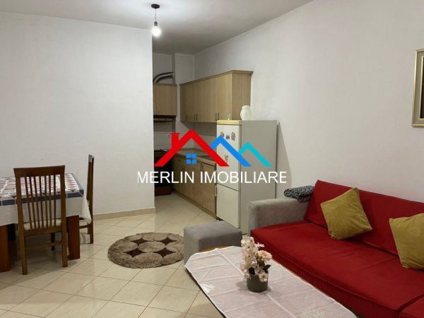 Tirane, jepet me qera apartament 1+1+Ballkon Kati 8, 60 m² 380 € (RRUGA MIKEL MARULI)