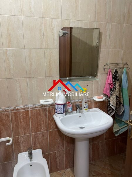 Tirane, jepet me qera apartament 1+1+Ballkon Kati 8, 60 m² 380 € (RRUGA MIKEL MARULI)