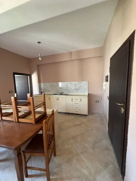 Tirane, jepet me qera apartament 2+1 Kati 2, 450 € 