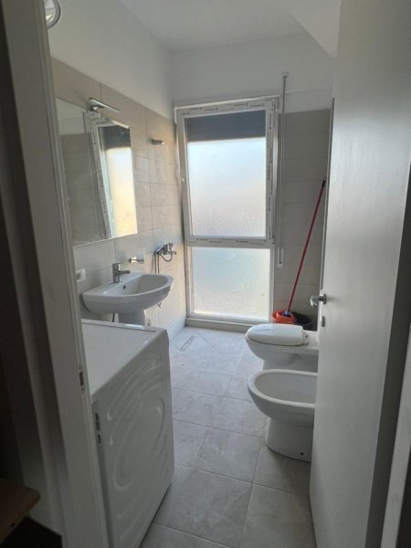 Tirane, jepet me qera apartament 1+1 Kati 5, 60 m² 500 € (Laprake, Rruga Dritan Hoxha)