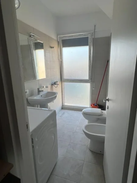 Tirane, jepet me qera apartament 1+1 Kati 5, 60 m² 500 € (Laprake, Rruga Dritan Hoxha)