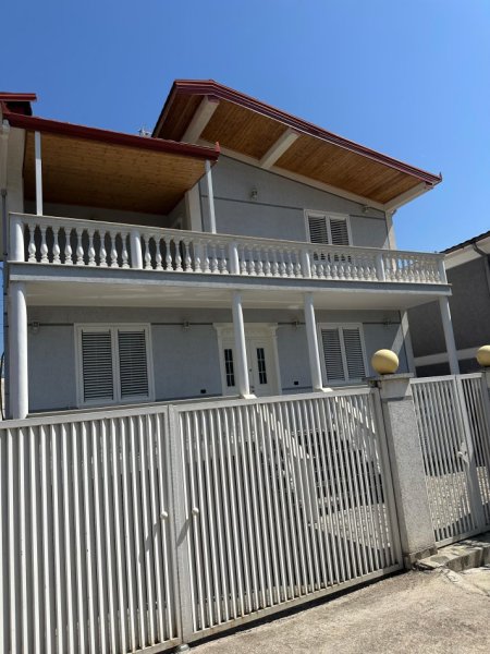 Tirane, jepet me qera Vile 2 Katshe+1 Post Parkimi , 174 m² 700 € (Rruga Jordan Misja)