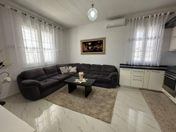 Tirane, jepet me qera Vile 2 Katshe+1 Post Parkimi , 174 m² 700 € (Rruga Jordan Misja)