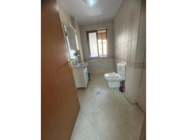 Tirane, jepet me qera zyre Kati 1, 116 m² 850 € (Rruga e Bogdaneve, Tirane)