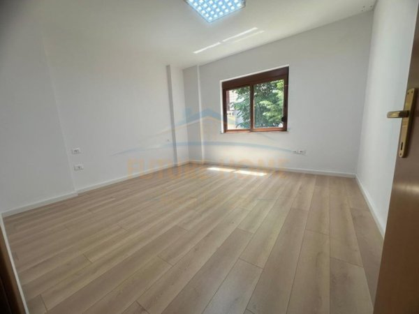 Tirane, jepet me qera zyre Kati 1, 116 m² 850 € (Rruga e Bogdaneve, Tirane)