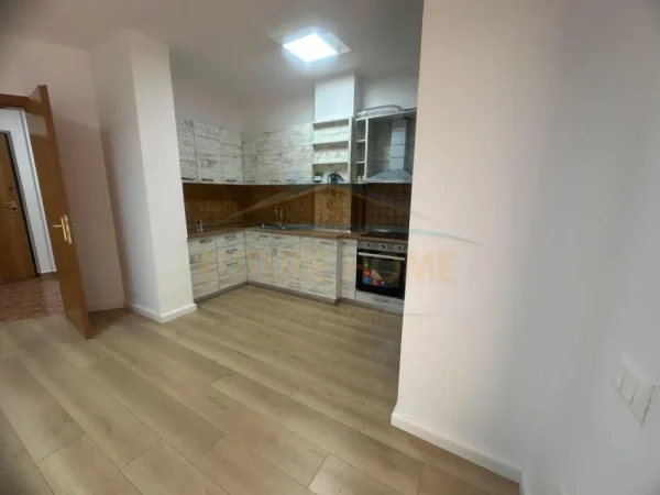 Tirane, jepet me qera zyre Kati 1, 116 m² 850 € (Rruga e Bogdaneve, Tirane)