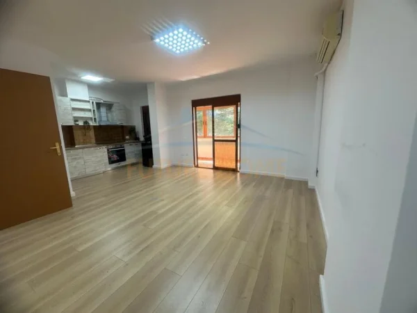 Tirane, jepet me qera zyre Kati 1, 116 m² 850 € (Rruga e Bogdaneve, Tirane)