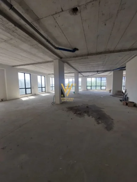 Tirane, jepet me qera ambjent biznesi Kati 2, 300 m² 3.600 € (PORCELAN)