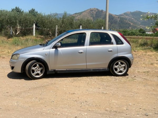 Tirane, shitet makine Opel Korsa Nafte, gri metalizato manuale 1.600.000 km 1.400 €