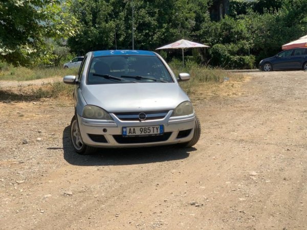 Tirane, shitet makine Opel Korsa Nafte, gri metalizato manuale 1.600.000 km 1.400 €