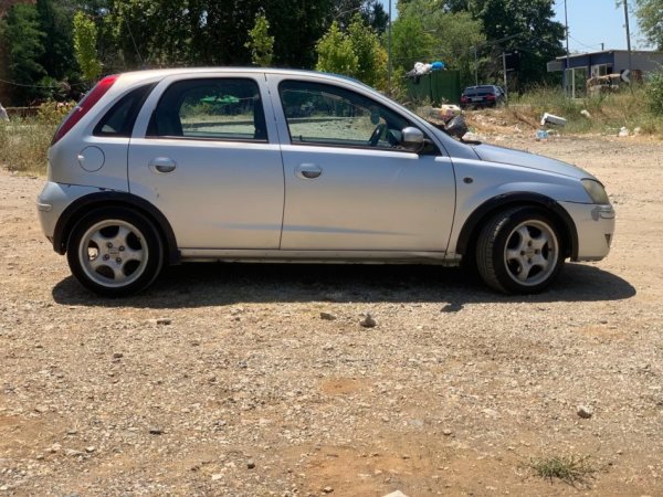 Tirane, shitet makine Opel Korsa Nafte, gri metalizato manuale 1.600.000 km 1.400 €