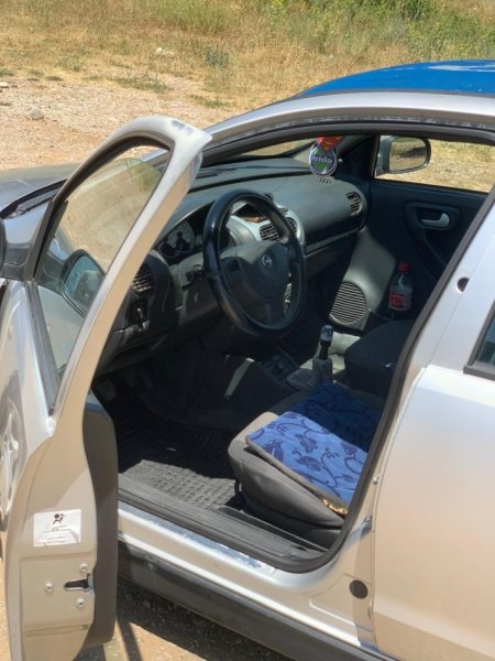 Tirane, shitet makine Opel Korsa Nafte, gri metalizato manuale 1.600.000 km 1.100 €