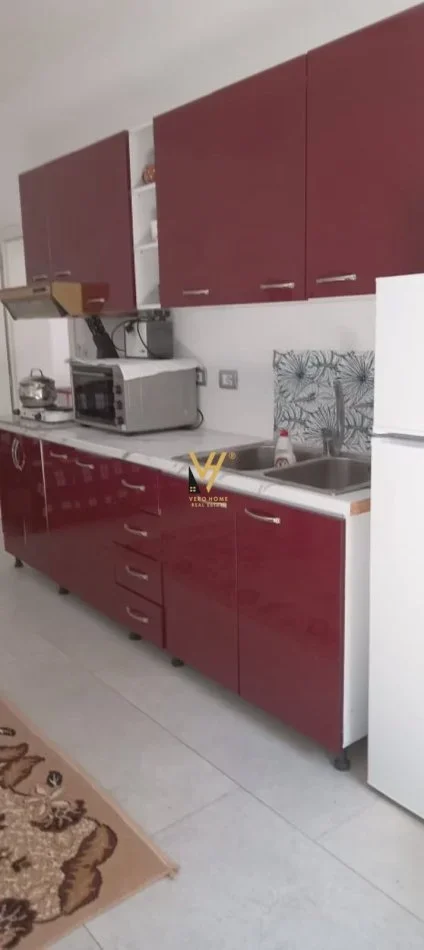 Tirane, jepet me qera apartament 2+1+Ballkon Kati 4, 75 m² 500 € (PORCELAN)