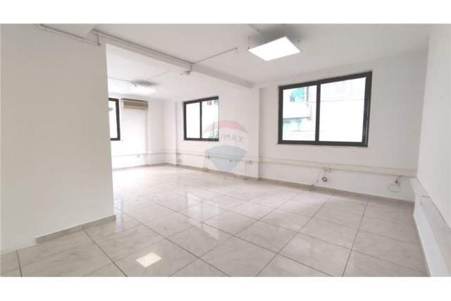 Tirane, jepet me qera zyre Kati 1, 294 m² 2.000 Euro
