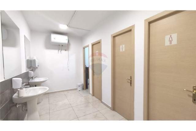 Tirane, jepet me qera zyre Kati 1, 294 m² 2.000 Euro