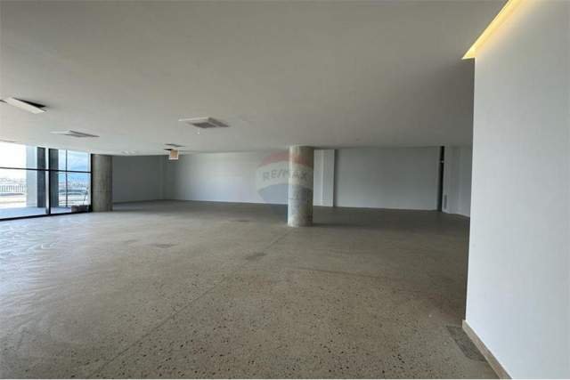 Tirane, jepet me qera ambjent biznesi Kati 5, 4.700 m² 30.000 Euro (Autostrada Tirane Durres)