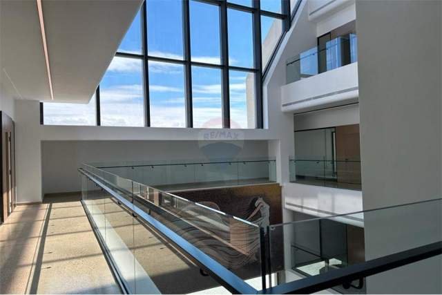 Tirane, jepet me qera ambjent biznesi Kati 5, 4.700 m² 30.000 Euro (Autostrada Tirane Durres)