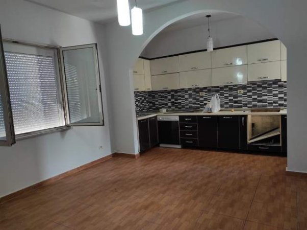 Tirane, jepet me qera shtepi 3+1 Kati 3, 120 m² 500 Euro
