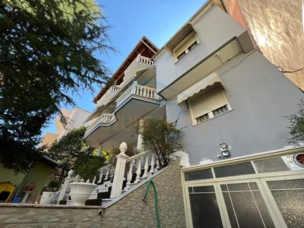 Korce, shitet Vile 2 Katshe 420 m² 300.000 Euro (Lagjia 4, Korçë.)