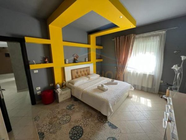 Korce, shitet Vile 2 Katshe 420 m² 300.000 Euro (Lagjia 4, Korçë.)