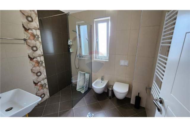 Tirane, jepet me qera apartament 2+1+BLK 130 m² 850 Euro (kopshti botaniik)