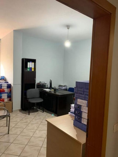 Tirane, jepet me qera apartament 1+1 Kati 4, 75 m² 400 Euro (21 Dhjetori)